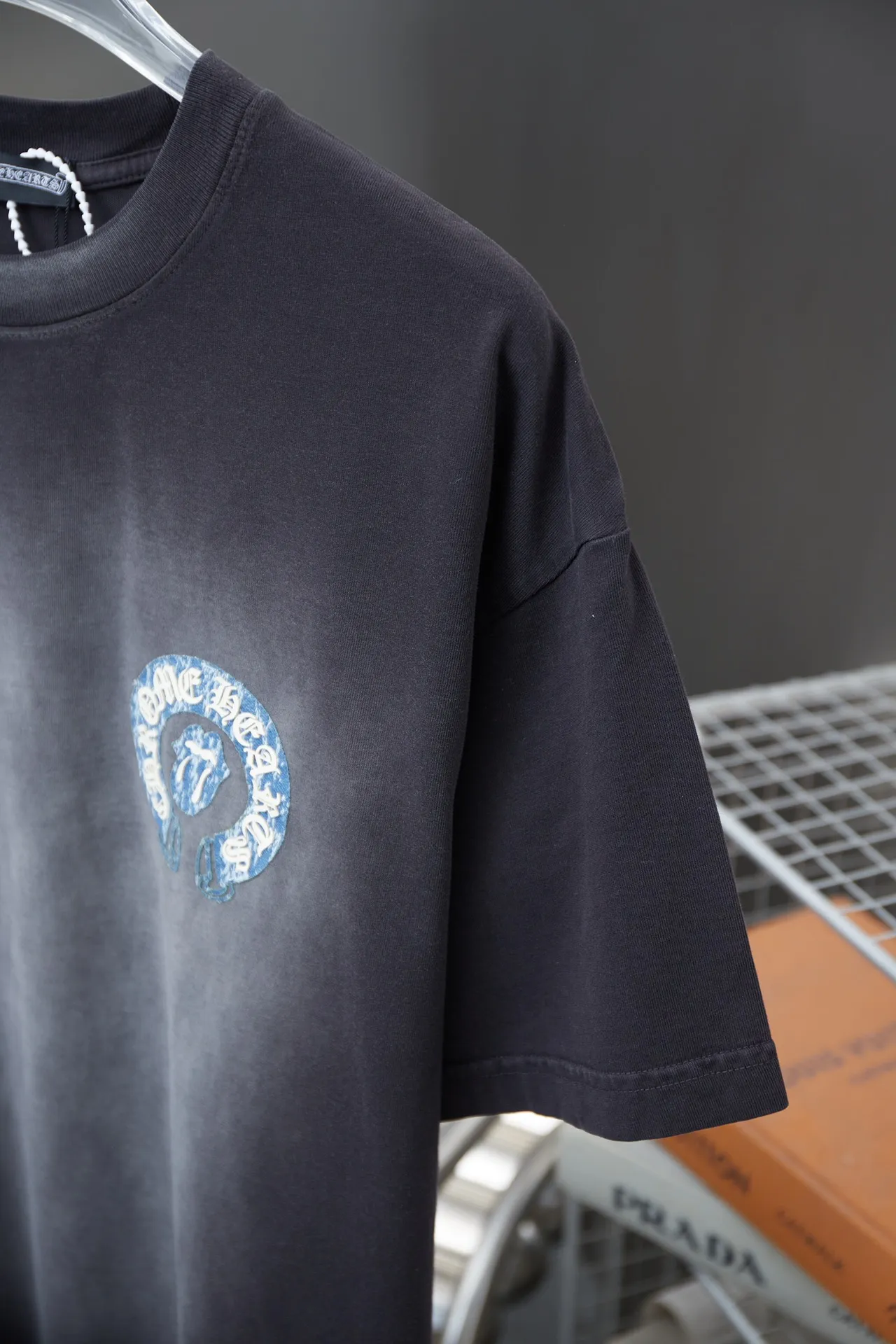 🅿️220 Chrome Hearte 25SS early spring new model, denim patch contrasting letter logo printed short sleeves, light luxury, essential item for daily commuting for men and women, correct version, welcome to compare, detailed features · 280g 100% pure cotton double yarn jersey fabric · Custom dyed in the same cylinder, special thickened 32 count double-strand 1X1 thread · Cut denim splicing ➕ three-dimensional thick plate ➕ white ink direct-injection printing. Ready-made garments are dyed, then faded and fried with snowflakes, then washed to make them look old. Common washing improves the effect · Double-needle stitching across seams · Original main mark, washed tag, branded moisture-proof paper packaging Color: black/blue/white Size: S/M/L/XL